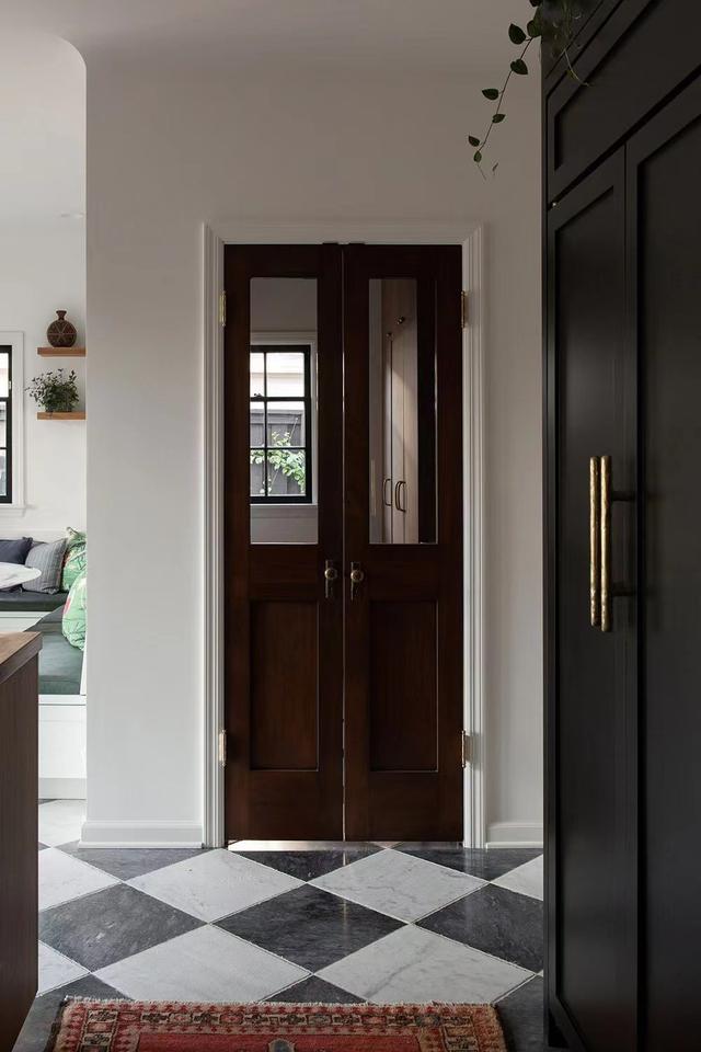 地中海风格家具，地中海风格家具怎么样（一个美丽舒适的美式豪宅）