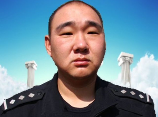 四个凶神恶煞，2011年男子当街殴打交警致其犯病死亡