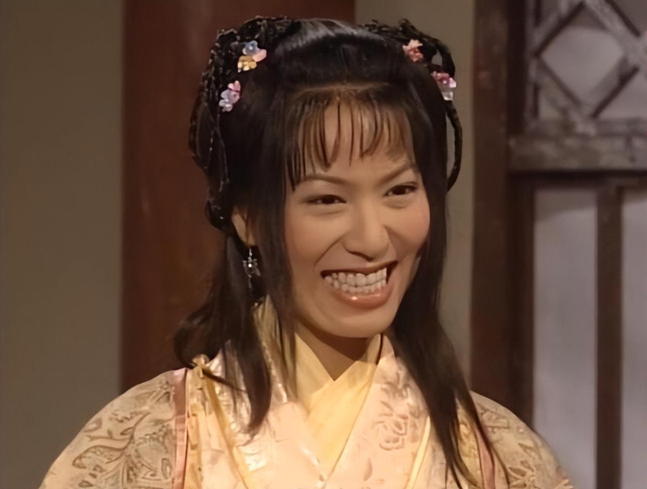 又过了8年,马景涛版《倚天屠龙记》上映,剧中出演杨不悔的是潘仪君,她