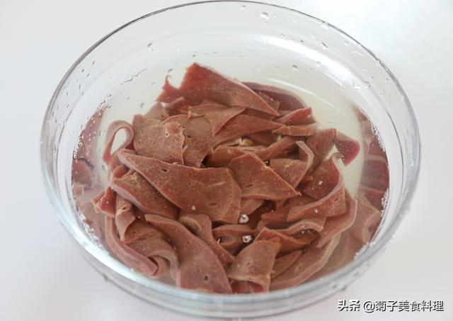 猪肝和菠菜能一起吃吗，菠菜和猪肝可以一起吃吗（猪肝这样处理滑嫩不腥）