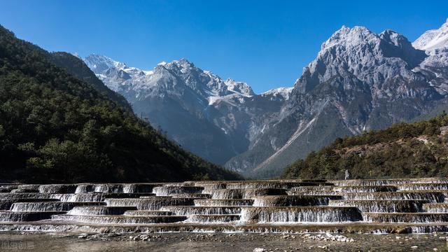 云南玉龙雪山海拔高度，玉龙雪山海拔高度多少（海拔6740米横跨云南西藏）