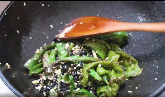 虎皮青椒的制作方法，虎皮青椒酿肉的制作方法（令人食欲大增、欲罢不能的下饭菜）