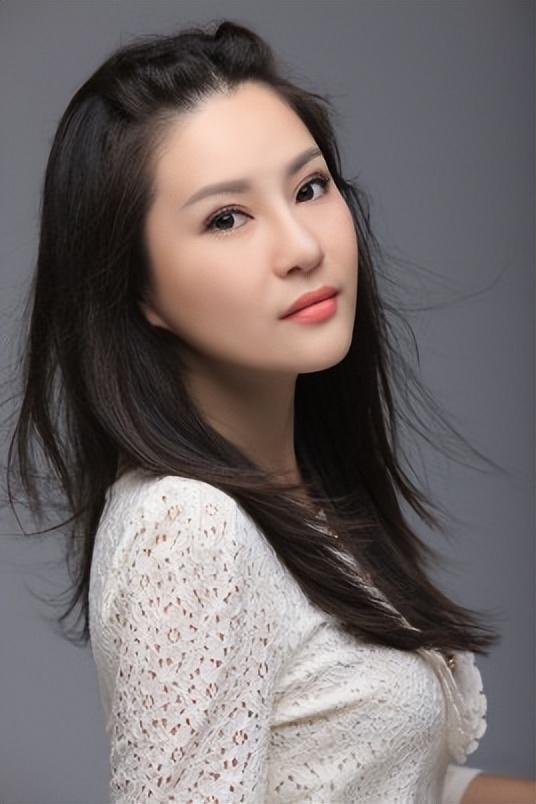 侯耀文妻子，侯耀文妻子照片（为何要不顾世俗眼光）