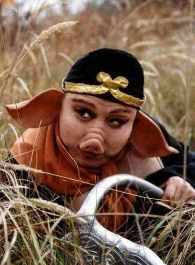 沙悟净沙悟净是唐僧的三徒弟,和猪悟能一样,都曾经在天庭供职,沙悟净