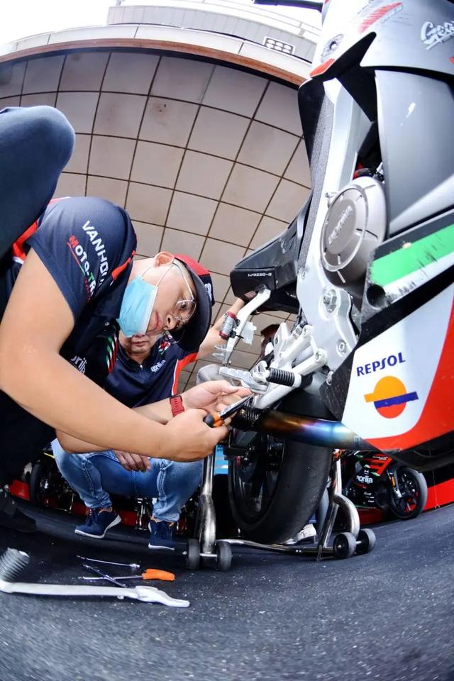 如何成为一名职业赛车手，怎么成为职业赛车手（原来普通人也可以成为专业车手）