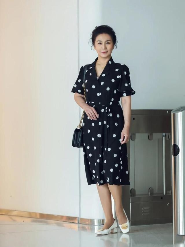 穿裙子里边穿啥，一般女的穿裙子里面穿啥（穿裙子不会配丝袜、运动鞋）