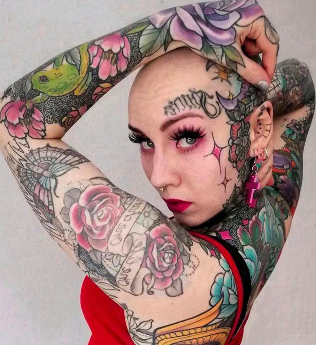 芬兰30岁姑娘为纹身剃成光头,自信展示五彩斑斓后脑勺,创意十足