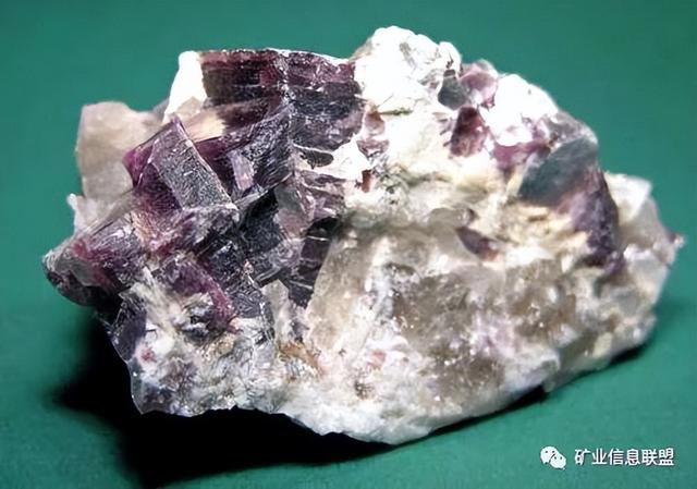 云母矿的种类有哪些，云母矿是什么（矿石之白云母和砷铜矿）