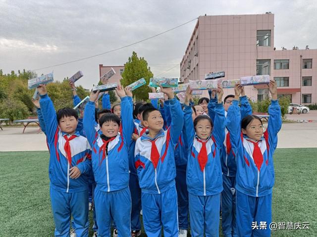 小学生爱国手抄报，小学一年级爱国手抄报（庆云县中丁乡孩子们手抄报描绘“爱国情”）