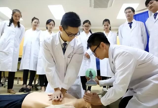 医生的收入有多少，医生的收入有多少钱（上海三甲医院医生工资流出）