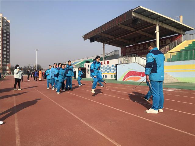 集体跳绳比赛规则，集体跳绳（活力绽放——渭南中学七八年级举行冬季跳绳比赛）