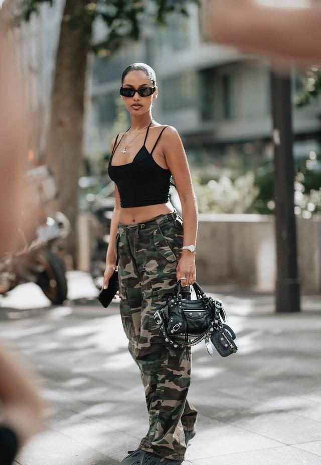 工装裤搭配禁忌，女黑工装裤搭什么上衣合适（直接一条“工装裤”就能满足）