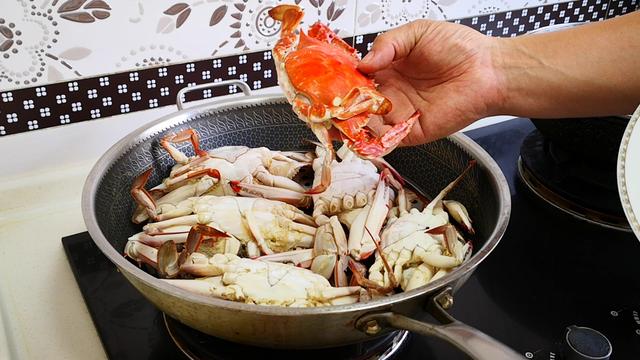 海螃蟹蒸多长时间，海螃蟹蒸多久（蒸螃蟹时，冷水还是热水入锅）