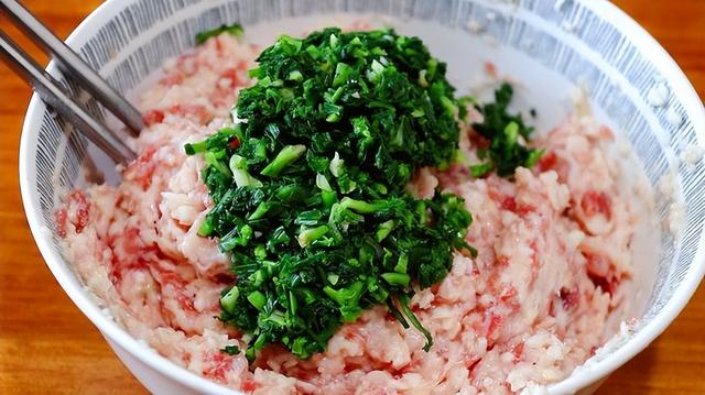 荠菜香菇羹怎么做，遇到路边这种野菜别手软