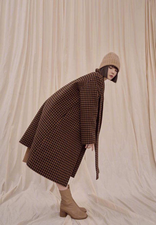 千鸟格裤子搭配什么色尼大衣，千鸟格裤子穿搭（千鸟格大衣高级穿搭）