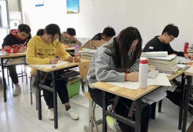 成绩不好走春招好还是高考好，走春招好还是高考好（走春考更容易上本科吗）