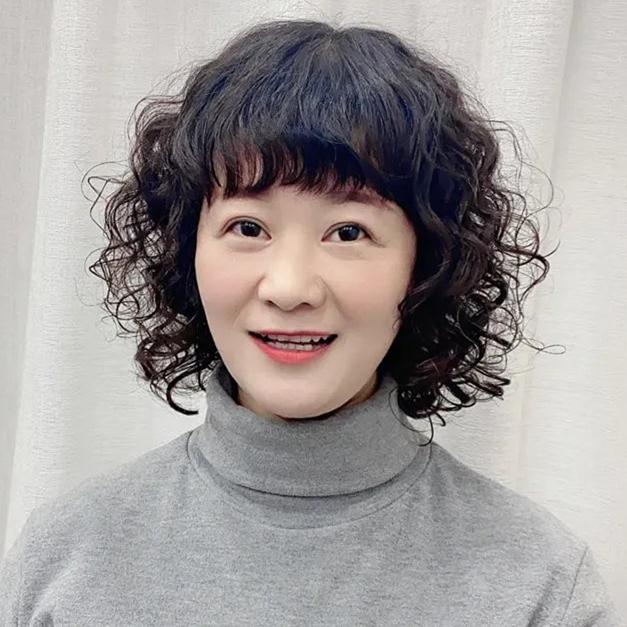 栗棕色适合什么年龄染，栗棕色头发（适合五六十岁女人的烫发）