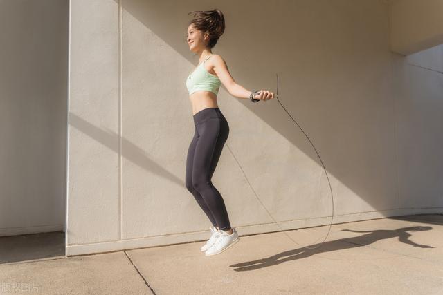 跳绳1000下相当于跑步，跳绳一千个相当于跑多少公里（每天1000个跳绳）