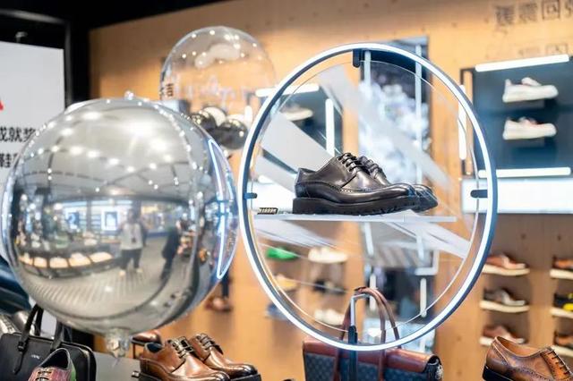 奥康皮鞋专卖店，请问上海哪边有奥康皮鞋专卖店（新店爆火、新品斩获“鞋界奥斯卡”）