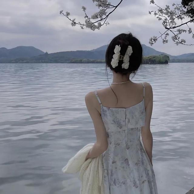 女生聊天时撒娇的话有哪些，女生聊天撒娇的语气词（一些和对象日常聊天的撒娇小句子）