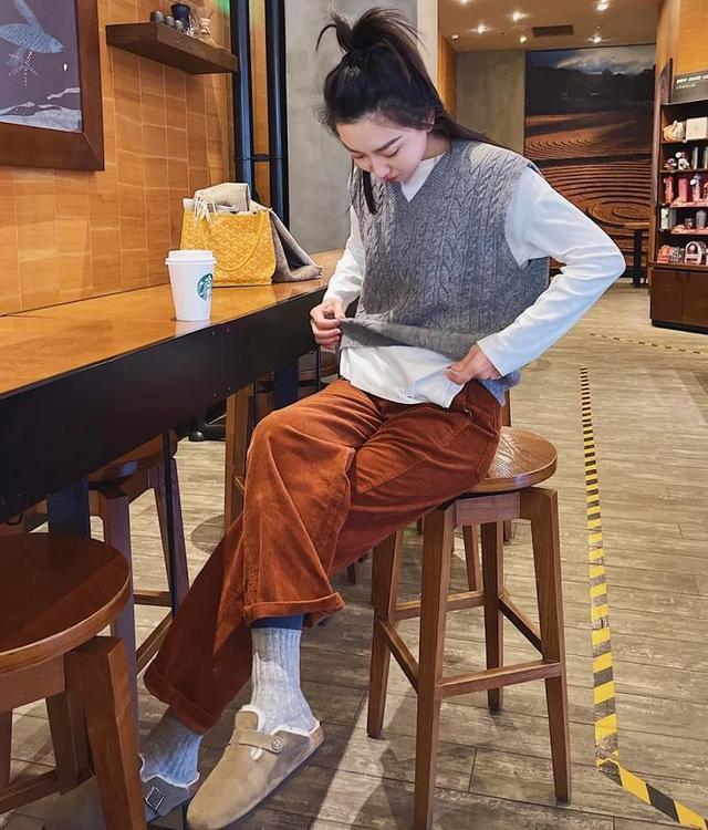 焦糖色是什么颜色，今年流行的焦糖色你能穿么（今年冬天“焦糖色”温暖又高级）