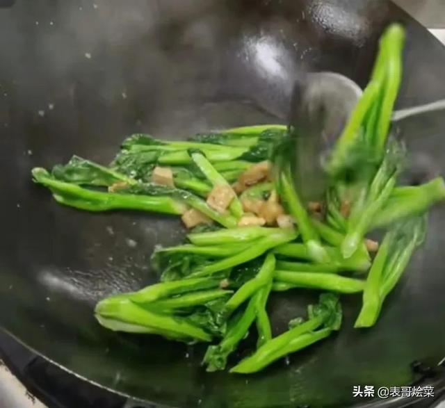 如何蒜蓉炒青菜，蒜蓉炒青菜图片（看完以下几点，便能越炒越香）