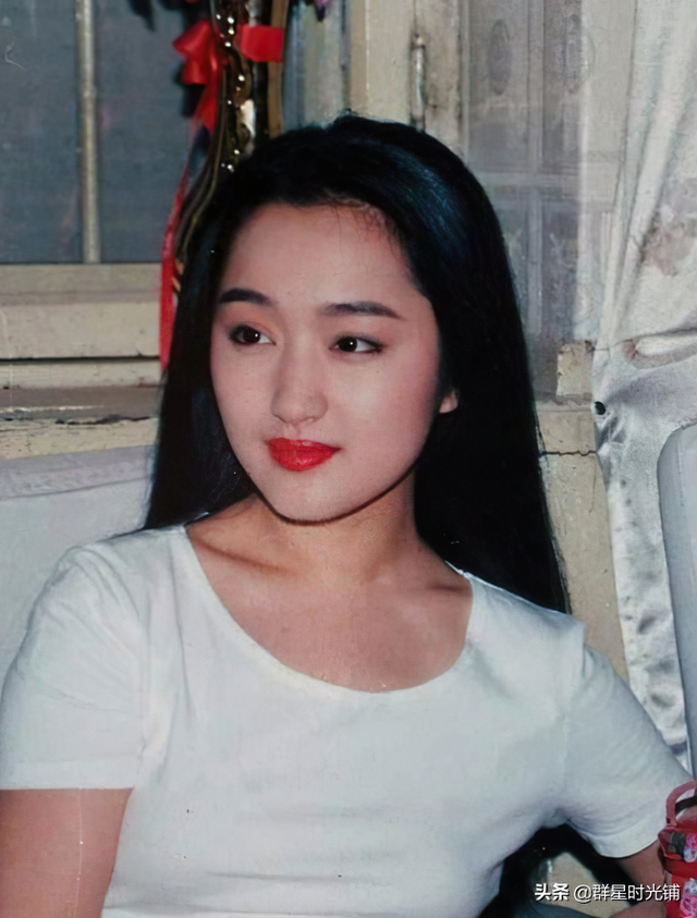 杨钰莹：24岁错爱一人葬送十年事业，如今51岁单身一人，无儿无女
