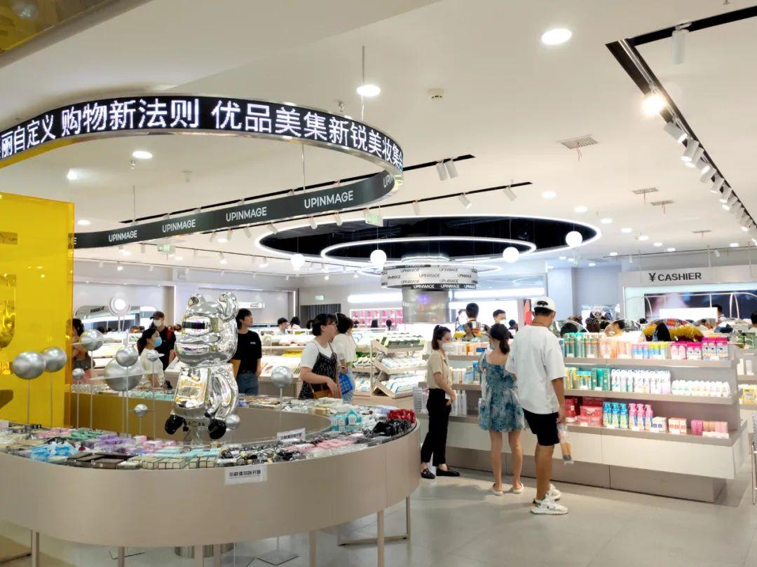 想开个化妆品店能行不，三线城市开了一家400㎡美妆店