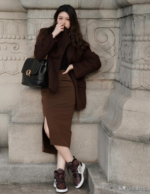 穿裙子配什么外套好看，穿裙子配什么外套好看春季（最近流行一种穿法）