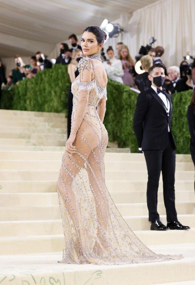 施华洛世奇水晶灯，客厅吊水晶灯好不好（好莱坞红毯太大胆）