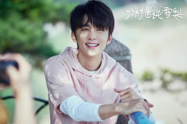 张新成喜欢李兰迪吗私下关系揭秘，网曝青春剧CP相恋6年