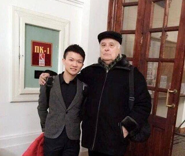 蒙面唱将周深身骑白马是哪一期，蒙面唱将周深身骑白马第几期（2次差点被“毁掉”的男歌手）