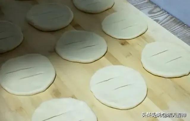 发的面没发起来怎么办，面没发好怎么办（炸出的油饼酥脆香醇）