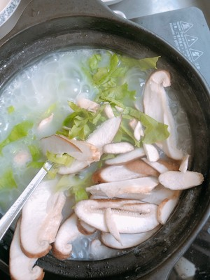 砂锅什么材质的好，金刚煲砂锅是什么材质（冬季煲汤砂锅选购指南）