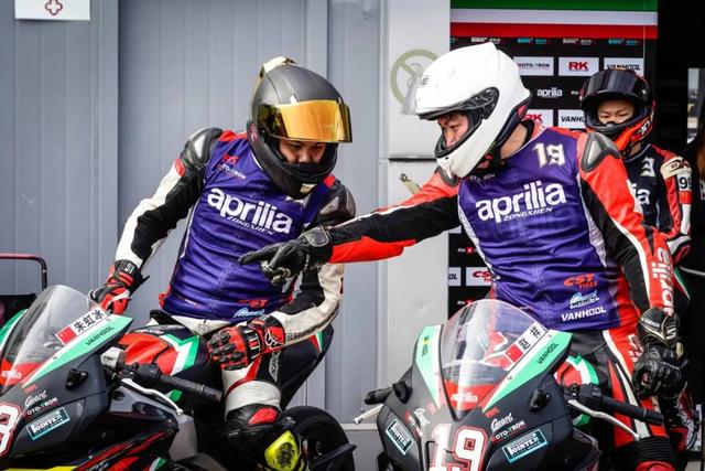 如何成为一名职业赛车手，怎么成为职业赛车手（原来普通人也可以成为专业车手）