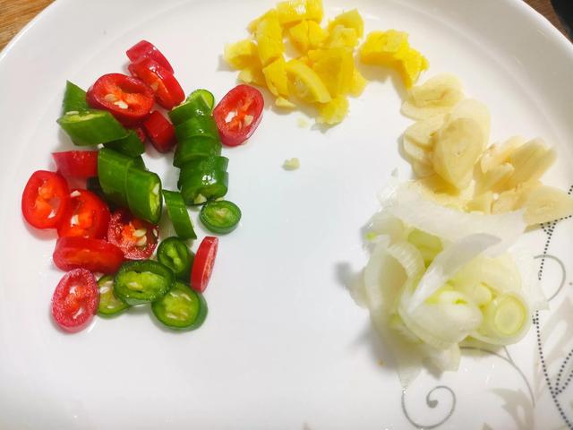 腊肉炒土豆的做法，腊肉炒土豆的家常做法（冬季家中常备的腊肉土豆成绝配）