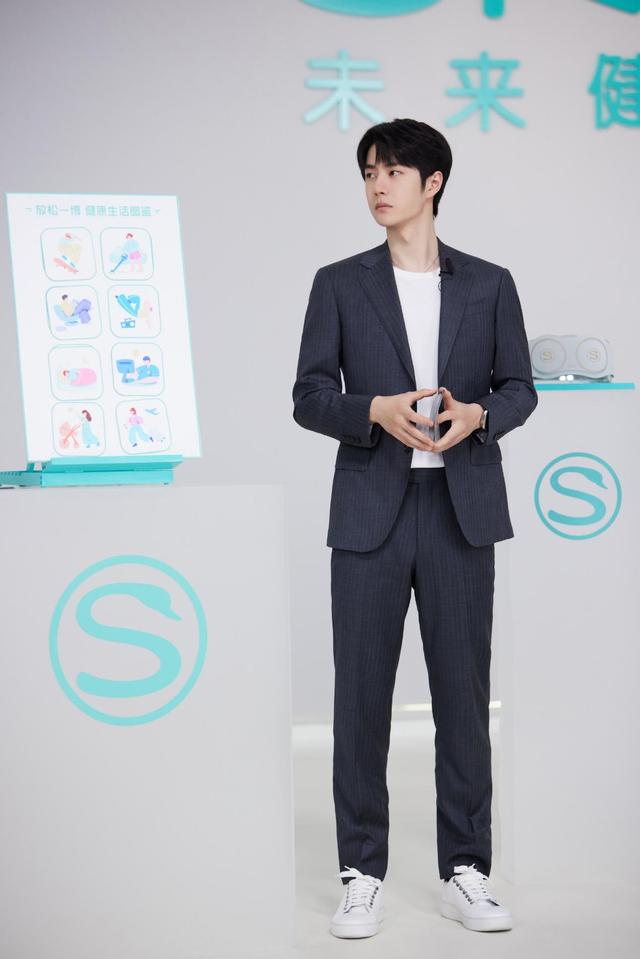 牛仔裤搭配什么鞋子好看男,男士牛仔裤搭配什么鞋(穿西装配运动鞋亮相