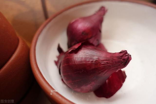 洋葱不能和什么一起吃，洋葱和什么不能一起吃（洋葱发芽长苗了还能吃吗）