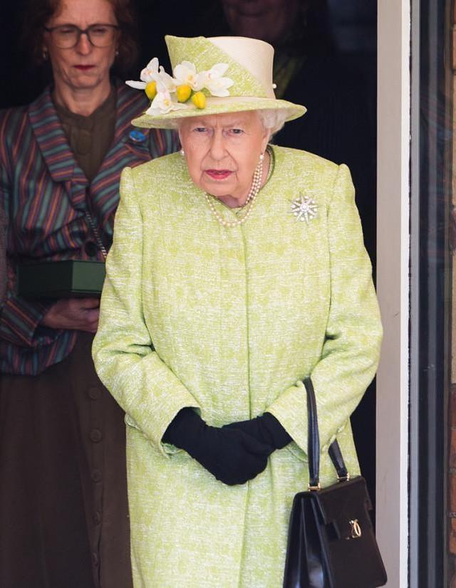 橘色最佳颜色搭配，橘色搭配蓝色（英国女王真是“老来俏”）