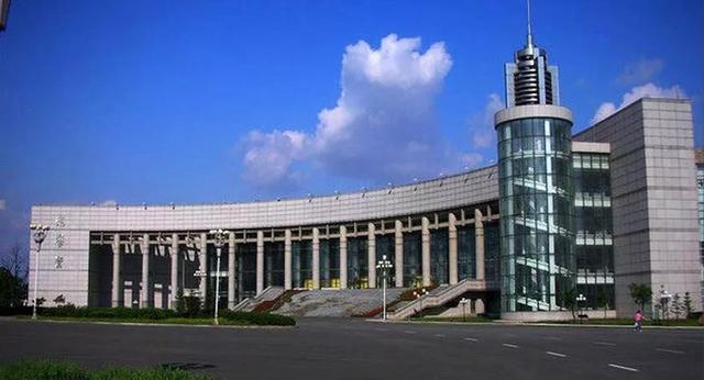 性价比高的二本大学排名，这25所“二本大学”（这两所二本院校背景深厚）