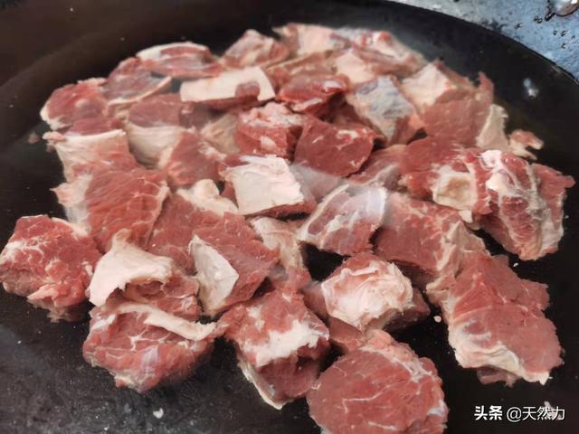 牛肉炖土豆怎么炖好吃又烂，牛肉炖土豆怎么炖好吃又烂干炸里脊（牛腩炖土豆的酒店做法）