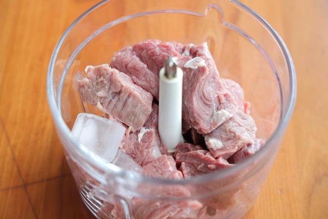 家常牛肉丸子的做法，牛肉丸子的家常做法（做汤涮火锅绝了）