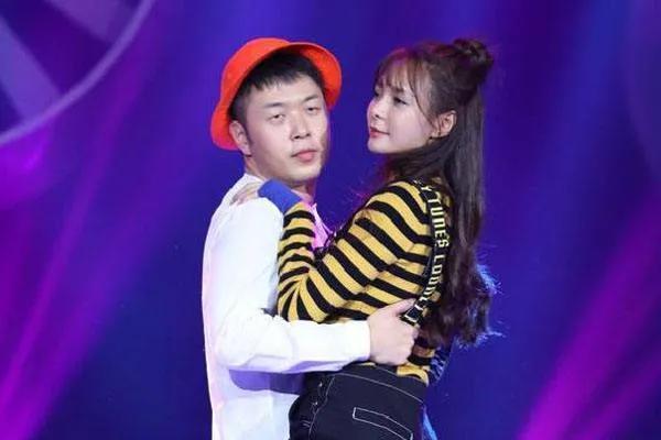 沈梦辰穿针织裙暴露大肚子孕相明显，网友：这么快就有了？