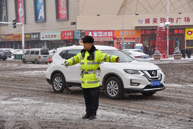 踏着什么填空拿着什么填空，守护平安路 扫雪除冰暖人心