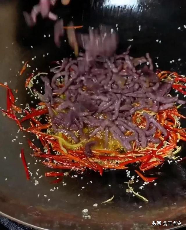 牛干巴怎么炒好吃，昭通牛干巴怎么炒（云南特产牛干巴巅峰吃法制作步骤）