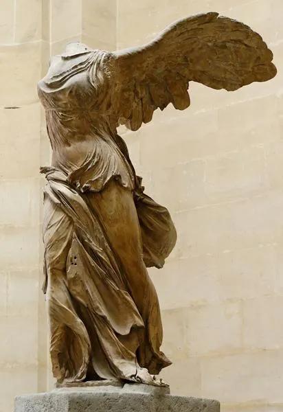 卢浮宫三宝之谜，卢浮宫三宝赏析之《胜利女神像》