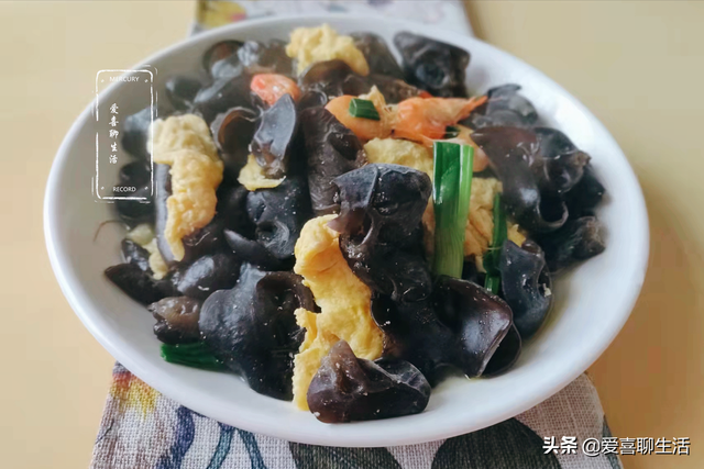 炒鸭蛋怎么做好吃，炒鸭蛋怎么做好吃窍门（春季少吃鸡蛋多吃鸭蛋）