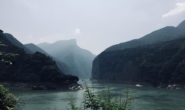 朝辞白帝彩云间的白帝城位于哪里，朝辞白帝彩云间的白帝城在哪里（是刘备托孤的白帝城吗）