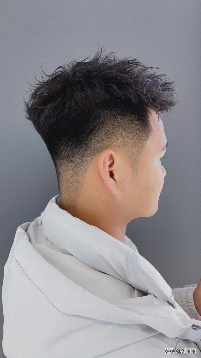 短头发怎么扎，两侧铲短pk男士碎发（短头发怎么扎起来）