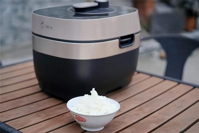 电压力锅和电饭煲有什么区别，电压力锅跟电饭煲有什么区别（为何那么多人都用电压力锅煮饭）